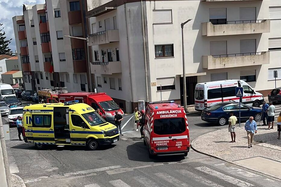 Colisão entre um carro e uma trotineta provocou um ferido grave e outro leve em Peniche, Leiria, na tarde desta quinta-feira