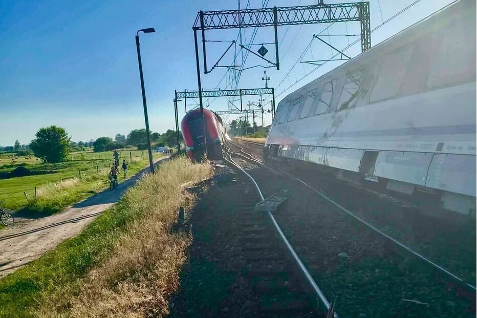 Dois comboios colidiram na aldeia de Bialosliwie, na região centro-oeste da Polónia, na tarde desta quinta-feira