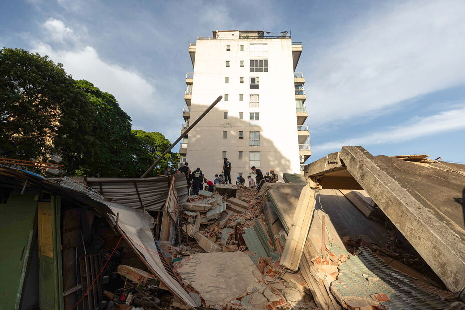 Equipas de resgate continuam a trabalhar no meio dos destroços em Caracas, na Venezuela