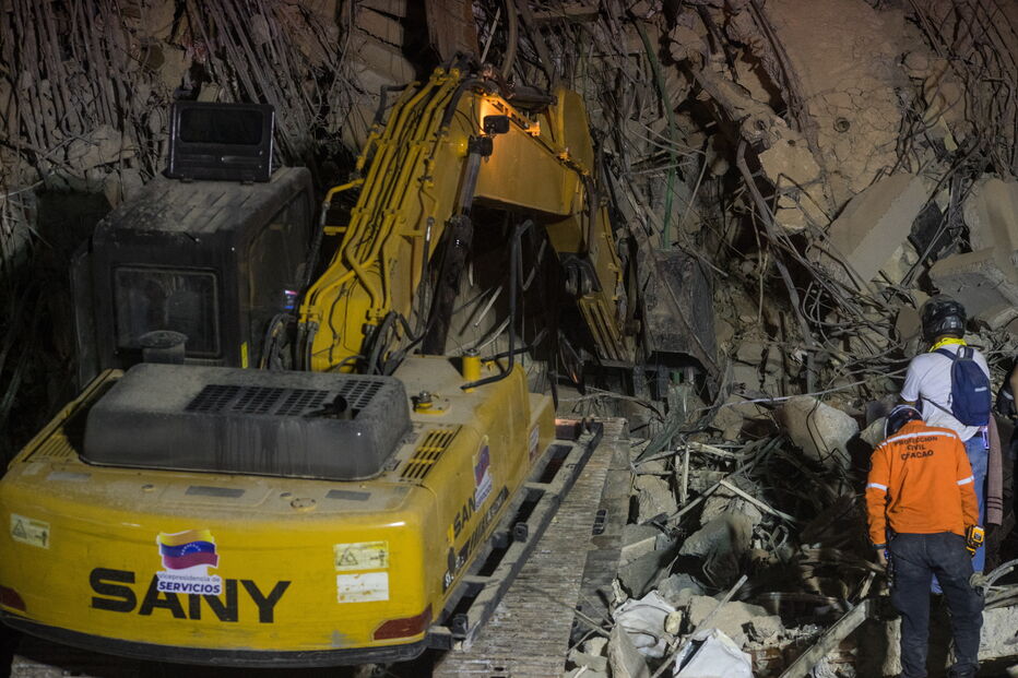 Equipas de resgate continuam a trabalhar no meio dos destroços na Venezuela
