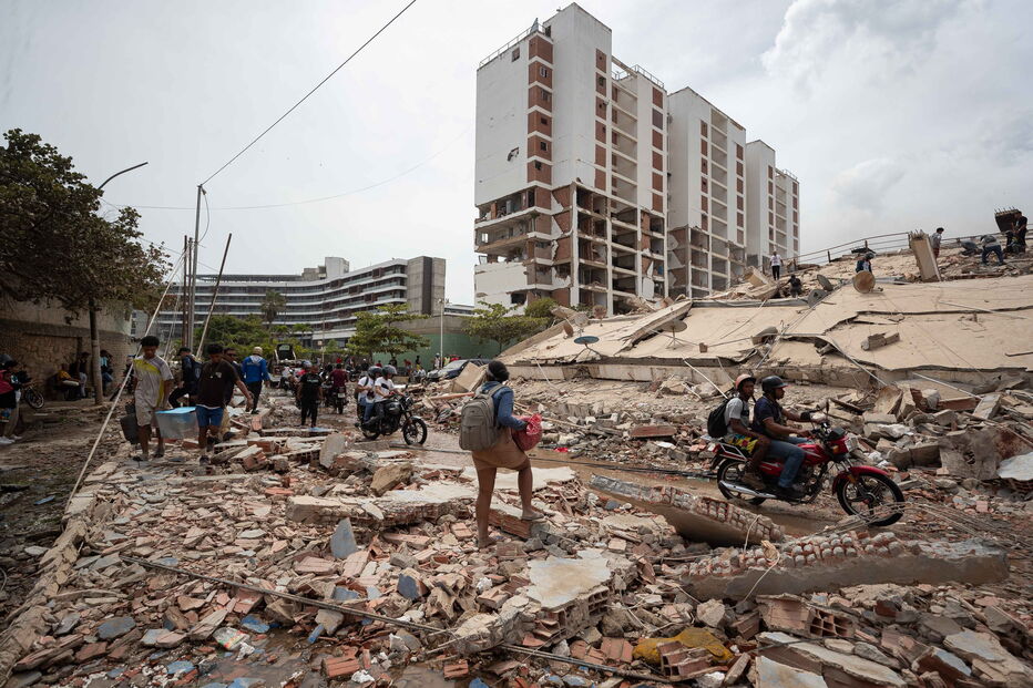 Equipas de resgate continuam a trabalhar no meio dos destroços na Venezuela