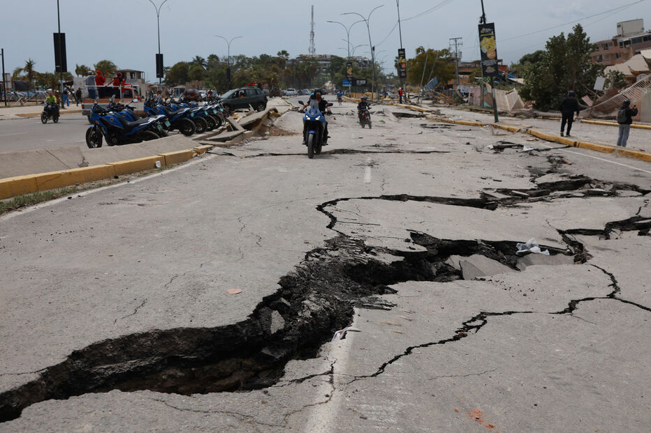 Motociclistas percorrem estrada rachada pelos sismos na Venezuela