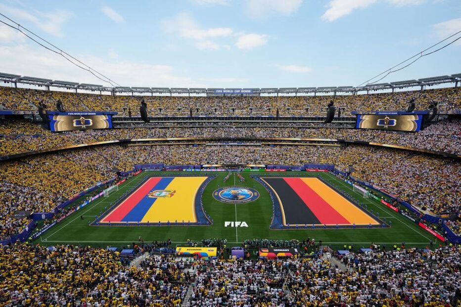 Bandeiras do Equador e da Alemanha no jogo do Mundial2026