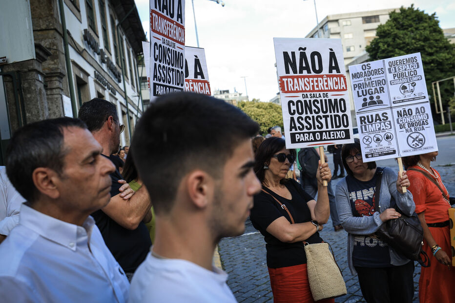 Manifestação contra a transferência da sala de consumo assistido para a zona do Aleixo promovida pelo Movimento Cívico Porto Cidade Responsável, em frente à Junta de Freguesia de Lordelo do Ouro, Porto, 26 de junho de 2026