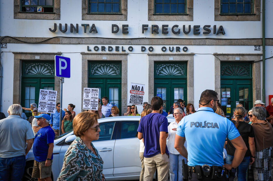 Manifestação contra a transferência da sala de consumo assistido para a zona do Aleixo promovida pelo Movimento Cívico Porto Cidade Responsável, em frente à Junta de Freguesia de Lordelo do Ouro, Porto, 26 de junho de 2026