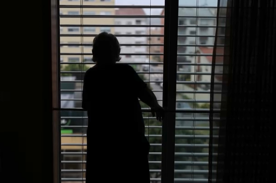 “Morreu sozinha”: utentes do Lar do Comércio não esquecem falta de cuidados que matou 18 idosos durante pandemia