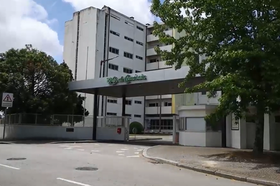 Funcionária de lar com marido infetado com Covid-19 continuou a trabalhar. Surto infetou 109 utentes e matou 18