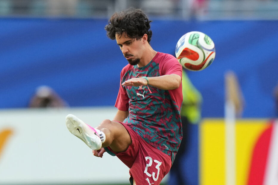 Vitinha durante aquecimento para o jogo Portugal - Colômbia