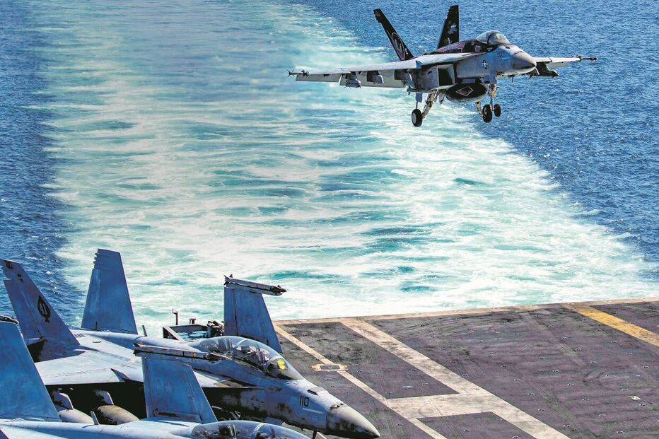 Os Estados Unidos mantêm força naval mo golfo Pérsico, pronta a entrar em ação