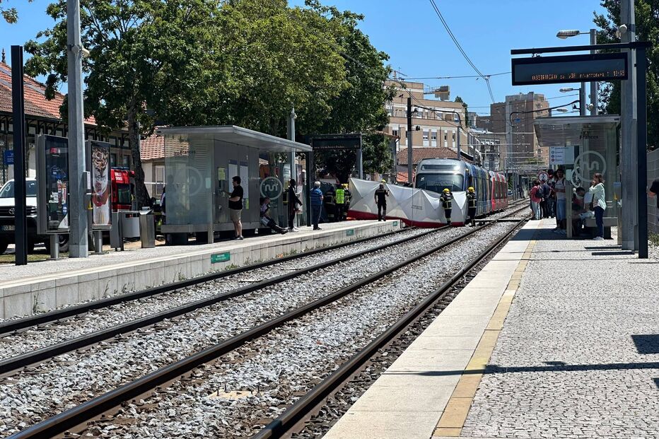 Jovem de 20 anos atropelado por metro no Porto
