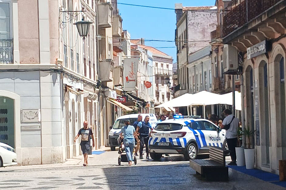 A PSP esteve no local para deter a suspeita e recolher indícios