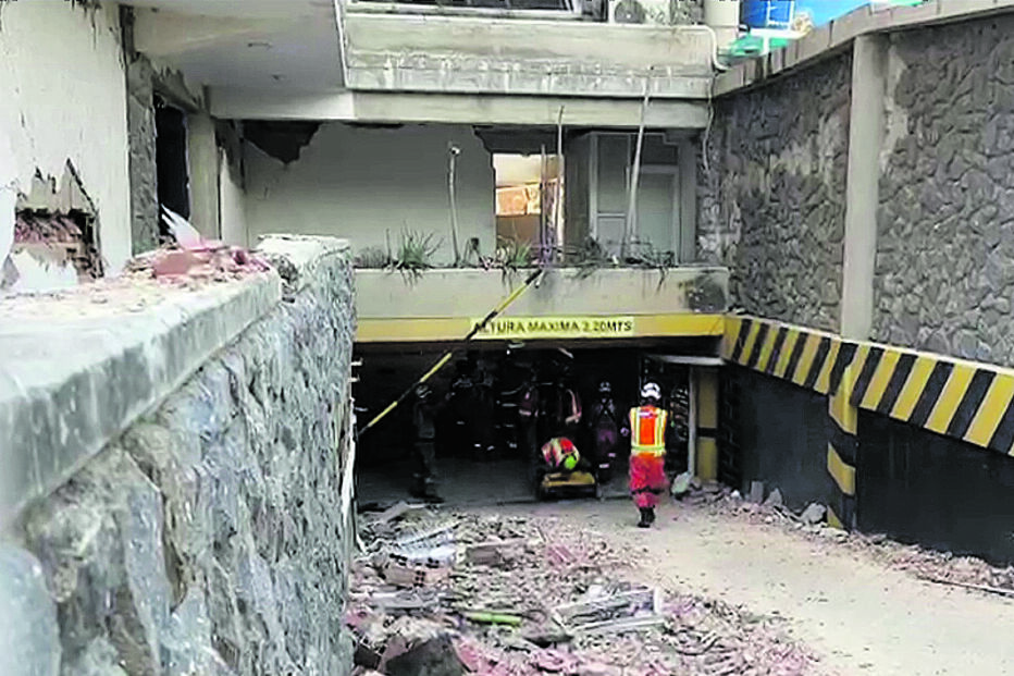 Elementos da Equipa Especial tentam chegar a homem preso nos escombros de centro comercial em Catia La Mar