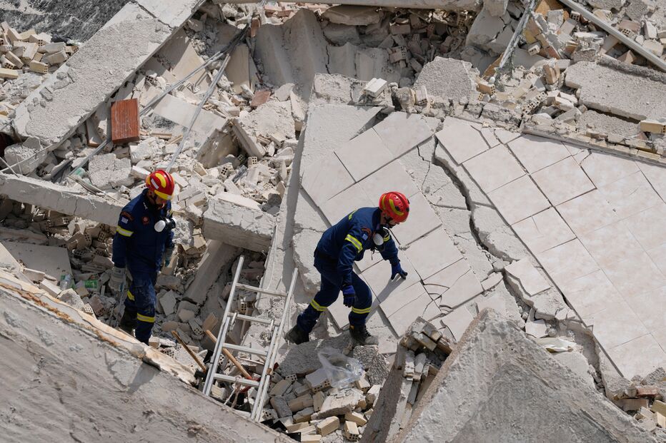 Prédio desaba em Atenas. Equipas de emergência realizam operações de resgate