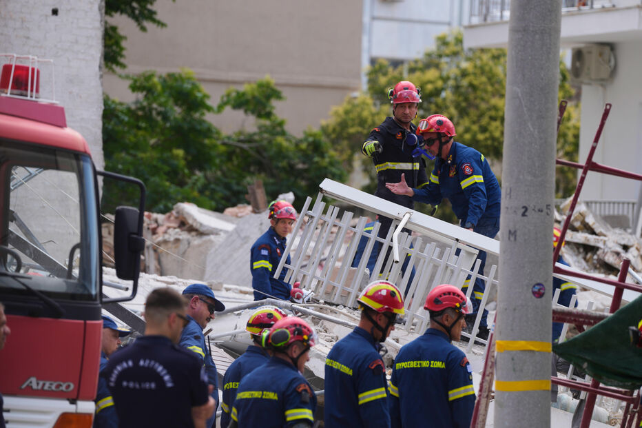 Prédio desaba em Atenas. Equipas de emergência realizam operações de resgate