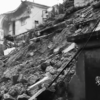 <![CDATA[ Perderam tudo nas tempestades e agora lutam para não ficarem sem as próprias casas ]]>