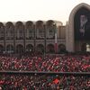 <![CDATA[ Milhares no arranque das cerimónias fúnebres do antigo líder supremo Ali Khamenei ]]>