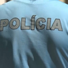 <![CDATA[ Homem corta pulseira que o mantinha em domiciliária para chegar a vítima e é impedido pela PSP ]]>