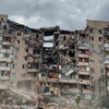 <![CDATA[ Ataque russo destrói edifício residencial em Kiev ]]>
