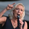 <![CDATA[ Marine Le Pen mantém aberta a porta do Eliseu após decisão do Tribunal de Recurso diminuir a pena ]]>