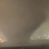 <![CDATA[ Imagens mostram tornado gigante a atravessar cidade durante fortes tempestades no centro da China ]]>