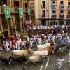 <![CDATA[ Corrida de touros das festas de San Fermín traz centenas de pessoas às ruas de Pamplona ]]>
