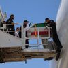 <![CDATA[ Caixão do antigo líder supremo Ali Khamenei atravessa multidão no Irão ]]>