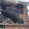 <![CDATA[ O momento em que violento incêndio provoca o colapso parcial de um edifício na República Checa ]]>