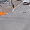 <![CDATA[ O momento em que homem lança 'cocktail molotov' contra outro de cadeira de rodas ]]>