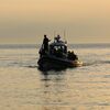 <![CDATA[ Embarcação sobrelotada com recorde de 128 migrantes atravessa Canal da Mancha ]]>