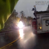 <![CDATA[ Imagens de 'bodycam' registam momento em que carro passa por cima de cabos elétricos caídos e provoca explosão ]]>