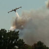 <![CDATA[ Meios aéreos abastecem no rio Sena para combater incêndio em Fontainebleau ]]>