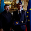 <![CDATA[ Zelensky distingue Macron com uma das mais altas condecorações da Ucrânia ]]>