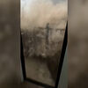 <![CDATA[ Imagens impressionantes mostram força do tufão Bavi visto do interior de apartamento na China ]]>