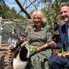 <![CDATA[ Rodeada de lémures, rainha Camilla de Inglaterra volta a mostrar o seu amor pelos animais ]]>