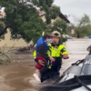 <![CDATA[ Imagens mostram resgate de menino com máscara de 'snorkeling' durante cheias no Texas ]]>