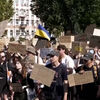 <![CDATA[ Ucranianos manifestam-se contra decisão de Zelensky de demitir ministro da Defesa ]]>