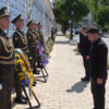 <![CDATA[ Zelensky e Starmer prestam homenagem aos soldados ucranianos mortos junto ao Muro da Memória ]]>