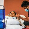 <![CDATA[ Ativista indiano levado para hospital após 20 dias de greve de fome ]]>