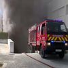 <![CDATA[ Imagens mostram enorme coluna de fumo em incêndio em arrecadação de loja em Matosinhos. Edifício foi evacuado ]]>