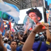 Adeptos argentinos tomam conta de Times Square na véspera da final do Mundial