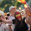 <![CDATA[ Praças de cidades espanholas voltam a encher-se 16 anos depois para assistir à final do Mundial 2026 ]]>