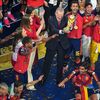 <![CDATA[ Euforia! Reis de Espanha celebram vitória no Mundial ao lado das filhas ]]>