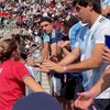 <![CDATA[ Mulher com camisola de Cristiano Ronaldo enfrenta fãs de Messi durante a final do Mundial 2026 ]]>