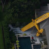 <![CDATA[ Avião de pequeno porte aterra em cima de casa no Texas ]]>