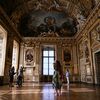 <![CDATA[ Galeria do Louvre reabre nove meses depois de assalto a joias da coroa ]]>