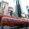 <![CDATA[ Escultura gigante de cachorro-quente regressa à Times Square para celebrar os 250 anos dos EUA ]]>