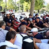 <![CDATA[ Canhões de água e gás-pimenta usados para dispersar protesto junto ao parlamento da Albânia ]]>