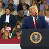 <![CDATA[ Jovens gozam com Trump em pleno comício e momento torna-se viral ]]>