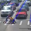 <![CDATA[ Homem vestido de Homem-Aranha ajuda pessoa em cadeira de rodas a atravessar a rua ]]>