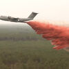 <![CDATA[ Avião militar lança retardante para travar incêndios em França ]]>